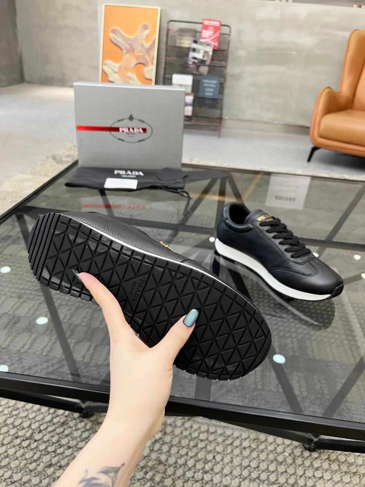 P400 Yuan 38-45 Prada Prada’s new men’s leather sports shoes, the highest version on the market, any comparison is welcome🆚! The original leather has excellent texture and is super high-end! Fetal sheep net lining imported from Italy, removable pad! Luxurious materials and fine workmanship, highly recommended!
